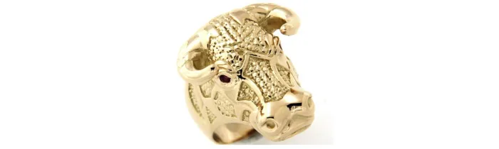 Grosse Chevalière Taureau Plaqué or 18K Cristal Yeux Rouge Rubis