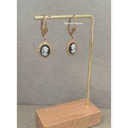 Boucles D'oreilles Dormeuses Portrait Camée Résine Noire Plaqué or 18 Carats