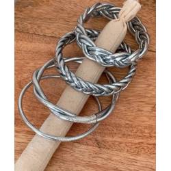 Bracelet véritable jonc bouddhiste modèle twist torsadé couleur argentée