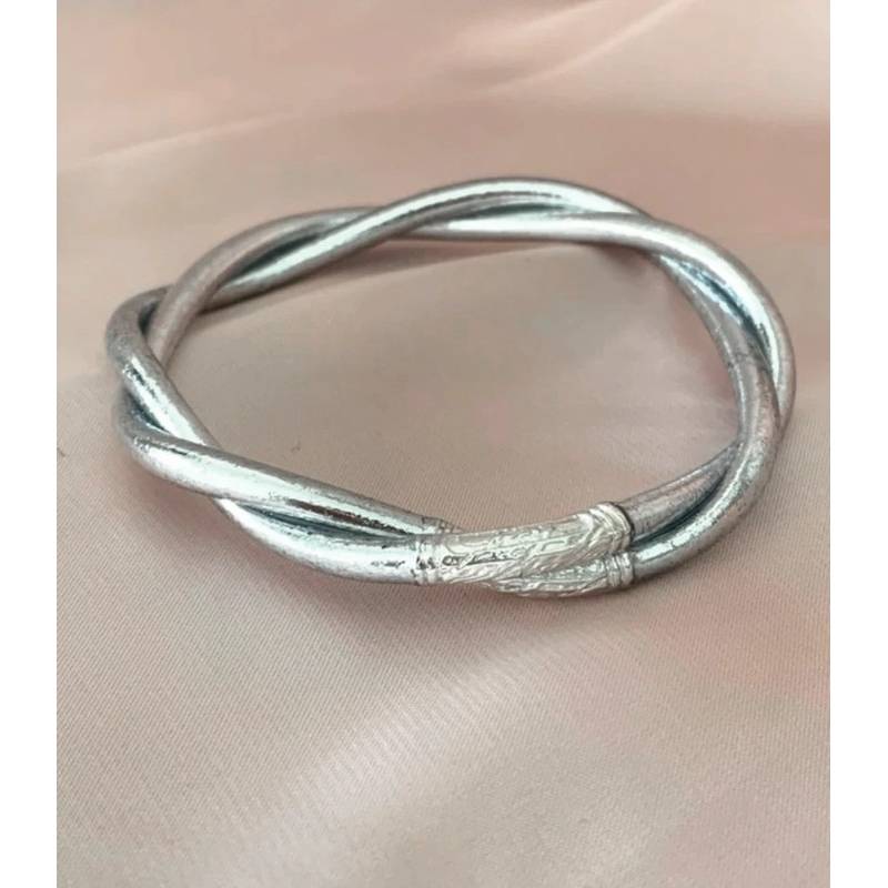 Bracelet véritable jonc bouddhiste modèle twist torsadé couleur argentée