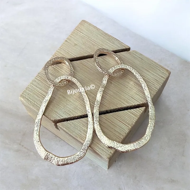Boucles d'oreilles pendantes double anneaux martelés en plaqué or 18 carats
