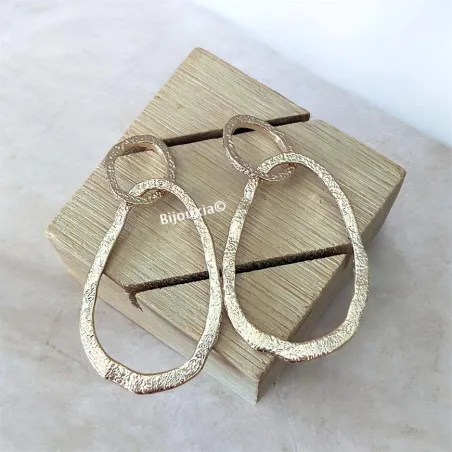 Boucles d'oreilles pendantes double anneaux martelés en plaqué or 18 carats